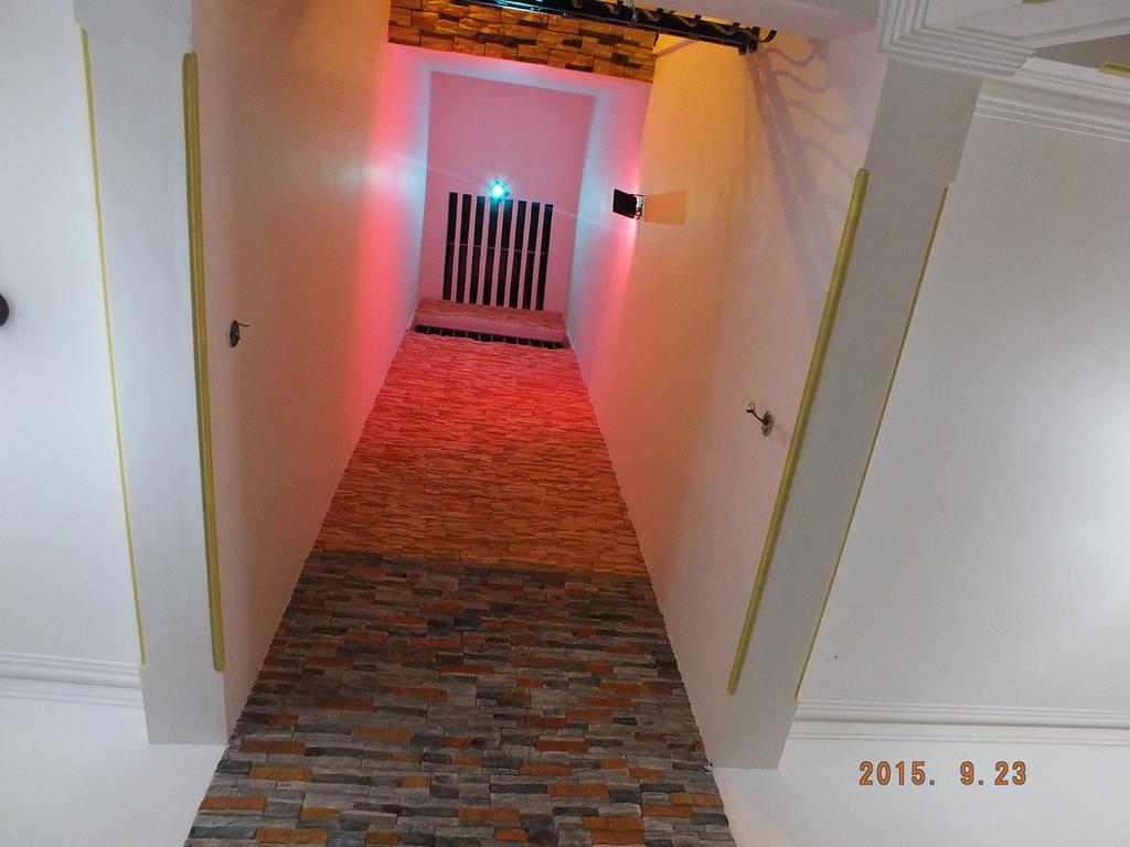 White House Ella Hotel Bagian luar foto