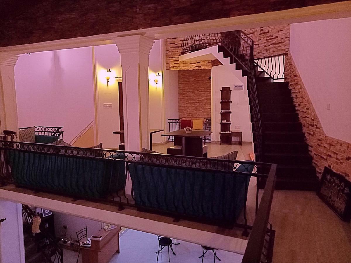 White House Ella Hotel Bagian luar foto